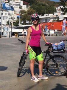 Η Ειρήνη φθάνει στο λιμάνι της Λιναριάς με το ποδήλατο