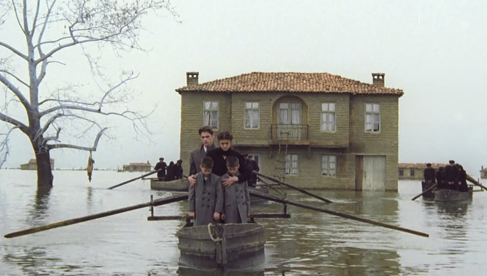 Οι σκηνές της ταινίας είναι συγκλονιστικές, αλλά πολύ αργέεεεεεεεεεες. Οι σκηνές της ταινίας είναι συγκλονιστικές, αλλά πολύ αργέεεεεεεεεεες.